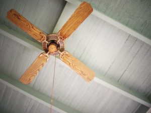 ceiling-fan-on-grey-ceiling