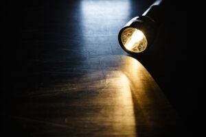 flashlight-on-floor-of-dark-home-during-power-outage